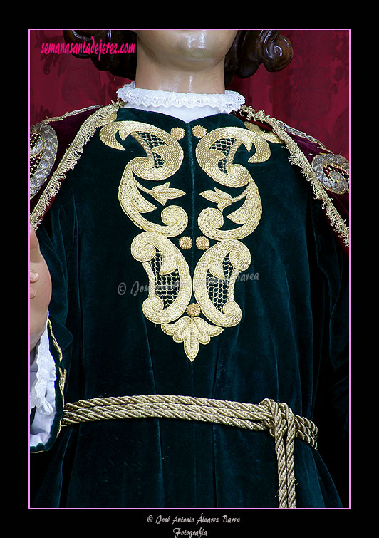 Detalle de los bordados de la túnica de San Juan Evangelista (Hermandad del Cristo de la Expiración)