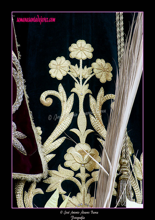 Detalle de los bordados de la túnica de San Juan Evangelista (Hermandad del Cristo de la Expiración)