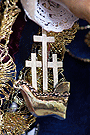Colgante con la barca y las cruces en la mano de María Santísima del Valle