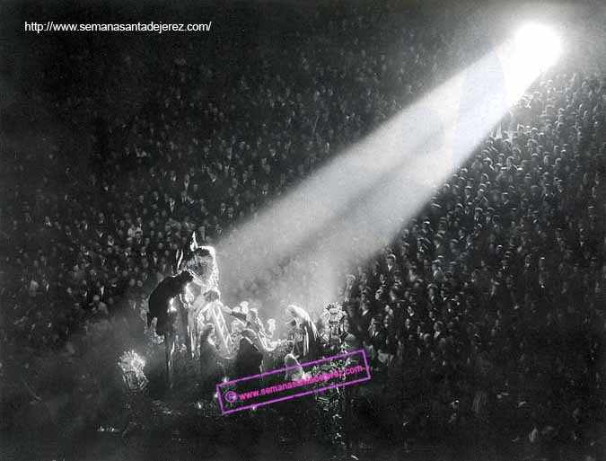 El paso del Sagrado Descendimiento en su entrada al templo en 1963. Aun lleva los antiguos faroles. (Foto: Eduardo Pereiras Hurtado, año 1963).