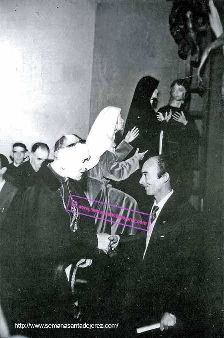 El escultor Don Luis Ortega Bru recibe la felicitación del Arzobispo de Madrid-Alcalá Don Leopoldo Ejido y Garay. (Archivo: Enrique Guevara).