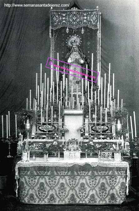 Nuestra Madre y Señora de la Soledad en los años 20 ó 30 del siglo XX en su altar de Cultos. El dosel y su respaldo son piezas del antiguo palio (Fotografía: Anónima)