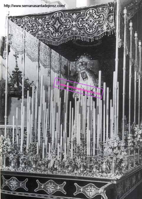 El Paso de Ntra.Señora de la Soledad en los años 30. La Hermandad conserva este techo de palio que fue bordado en nuestra ciudad por las Carmelitas de la Caridad (Fotografia: Manuel Pereiras Pereiras).