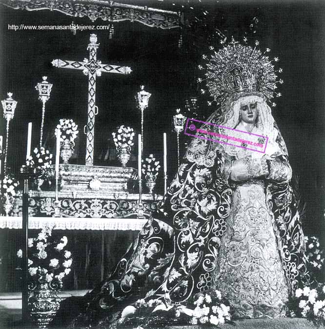 Besamanos de la imagen de Nuestra Madre y Señora de la Soledad. Década de los sesenta. (Fotografía: Diego Romero Favieri).