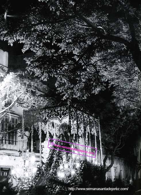 Paso de Palio de Nuestra Madre y Señora de la Soledad, de recogida por calle Por-Vera, camino de su sede, la Iglesia de la Victoria. Años 80 del siglo XX. (Fotografía: Diego Romero Favieri).