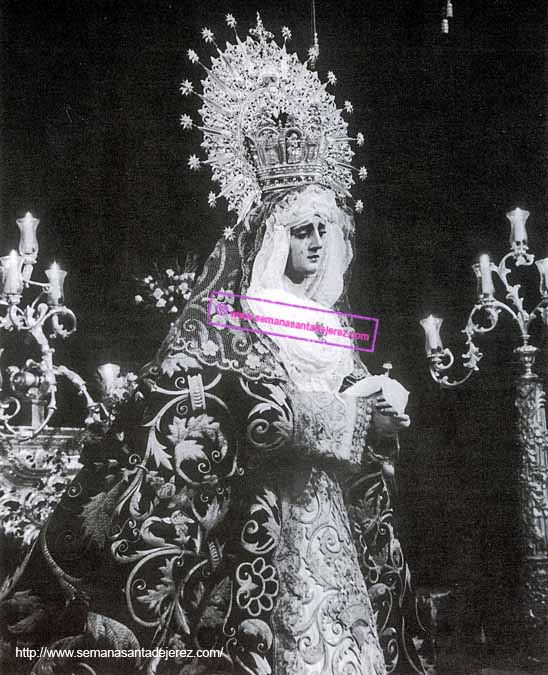 Besamanos de Nuestra Madre y Señora de la Soledad, durante los muchos años en que Mariano Ramírez fue su vestidor (Fotografía: Diego Romero Favieri).