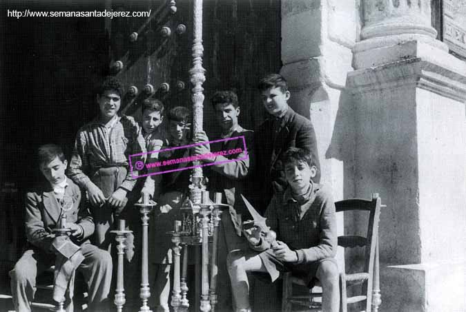 Jovenes en la puerta de la Iglesia de la Victoria limpiando plata. (Fotografía: Anónima).