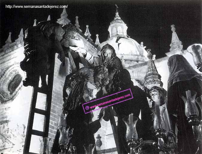 Nicodemo y José de Arimatea descienden al Señor de la Iglesia de la Victoria. Este Calvario tiene de fondo la cúpula del primer templo jerezano. (Fotografia: Eduardo Pereiras Hurtado).