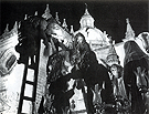 Nicodemo y José de Arimatea descienden al Señor de la Iglesia de la Victoria. Este Calvario tiene de fondo la cúpula del primer templo jerezano. (Fotografia: Eduardo Pereiras Hurtado).