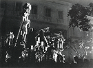 El paso del Descendimiento. Por la disposición de las imágenes de vestir y los faroles, de las esquinas, estamos viendo una imagen de los primeros años, 1959 ó 1960. (Fotografia: Eduardo Pereiras Hurtado).