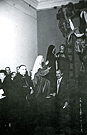 El Arzobispo de Madrid-Alcalá y el escultor Luis Ortega Bru ante el Grupo Escultórico del Sagrado Descendimiento. (Archivo: Enrique Guevara).