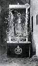 Nuestra Señora de la Soledad (Año 1895). El Palio es de 8 varales y por estos suben las flores. La candeleria apenas existe. Curiosa disposición de las manos de la Virgen (Foto: Anónima, año 1895).
