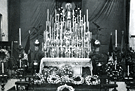 Altar de Cultos de la Virgen de la Soledad en las primeras decadas del siglo XX. La Virgen era conocida popularmente como "la de las coronas", ya que, si bien era normal esta ofrenda en la época, la Soledad tenía gran profusión de ellas (Fotografía: Anónima).
