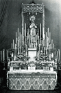 Nuestra Madre y Señora de la Soledad en los años 20 ó 30 del siglo XX en su altar de Cultos. El dosel y su respaldo son piezas del antiguo palio (Fotografía: Anónima)