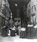 La Virgen de la Soledad en la calle Honda a finales de los 40 de regreso a su templo. El palio ya va bordado y las túnicas llevan esclavinas (Fotografía: Anonima).