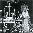 Besamanos de la imagen de Nuestra Madre y Señora de la Soledad. Década de los sesenta. (Fotografía: Diego Romero Favieri).