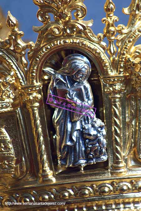 Hornacina con una imagen de Evangelista en el canasto de la Corona de Nuestra Madre y Señora de la Soledad