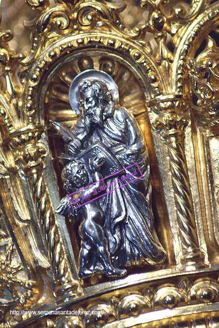 Hornacina con una imagen de Evangelista en el canasto de la Corona de Nuestra Madre y Señora de la Soledad