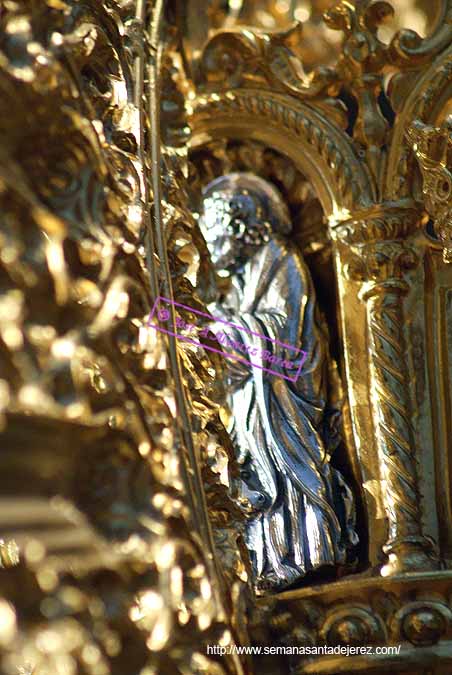 Hornacina con una imagen de Evangelista en el canasto de la Corona de Nuestra Madre y Señora de la Soledad