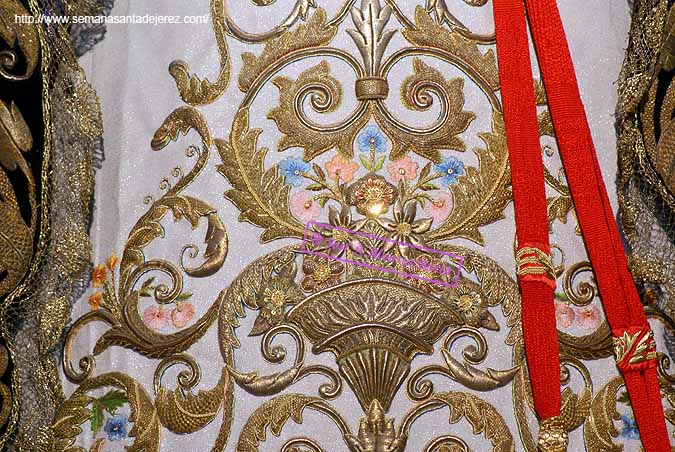 Detalle de los bordados de la saya de Nuestra Madre y Señora de la Soledad