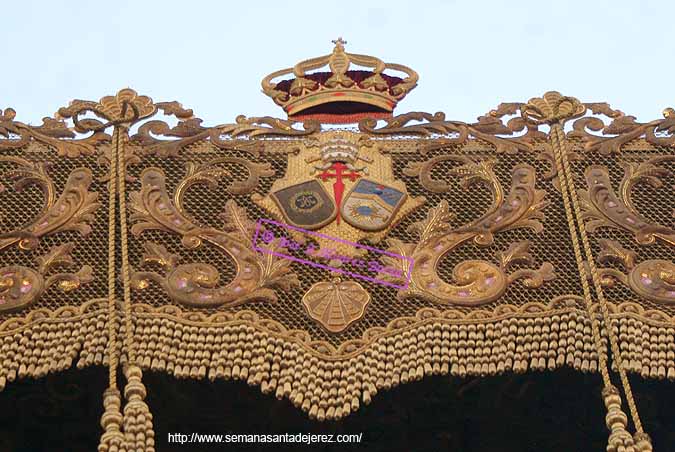 Escudo en las caídas traseras del paso de palio de Nuestra Madre y Señora de la Soledad 