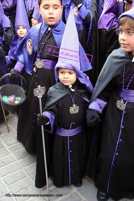 Pequeños nazarenos de la Hermandad de la Soledad