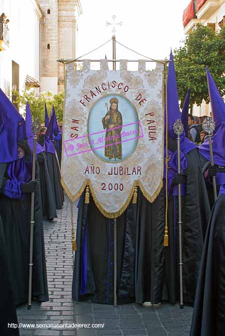 Nazareno que porta el Estandarte Franciscano de la Hermandad de la Soledad