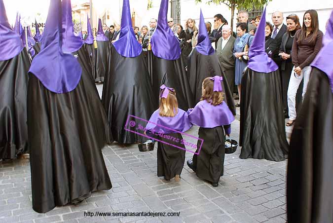 Nazarenos y monaguillos de la Hermandad de la Soledad