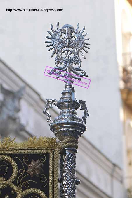 Remate del asta del Banderín de la Juventud de la Hermandad de la Soledad