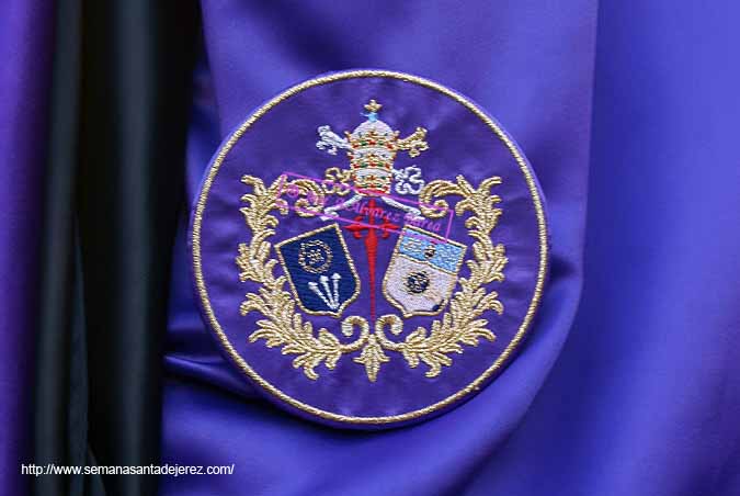 Escudo de la Hermandad bordado sobre el antifaz de los nazarenos de la Hermandad de la Soledad