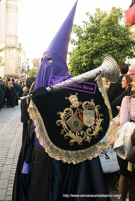 Nazareno con bocina de la Hermandad de la Soledad