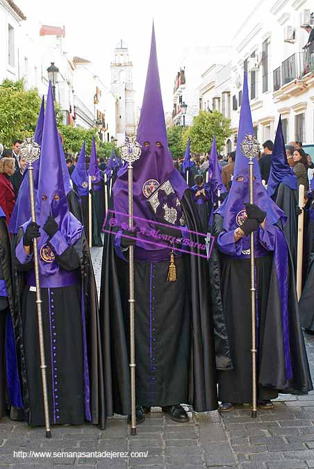 Nazareno que porta el Libro de Reglas de la Hermandad de la Soledad 