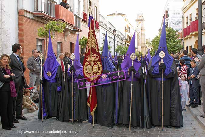 Presidencia del Estandarte de la Hermandad de Capataces y Costaleros en el cortejo de la Hermandad de la Soledad 