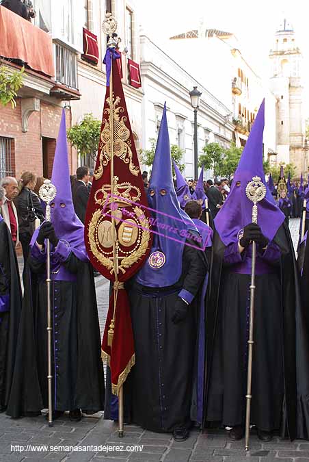 Estandarte de la Hermandad de Capataces y Costaleros en el cortejo de la Hermandad de la Soledad 