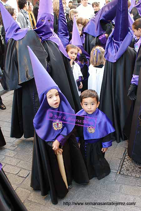 Pequeños nazarenos de la Hermandad de la Soledad