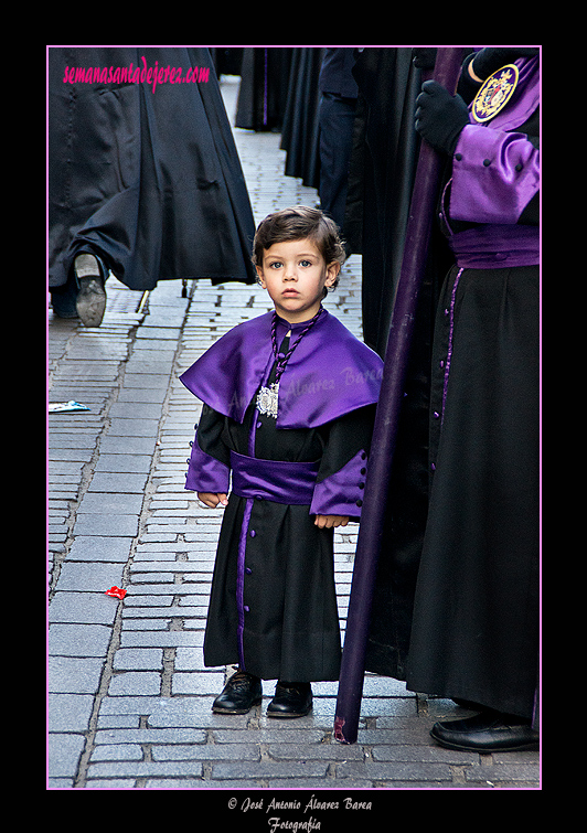 Pequeño monaguiillo de la Hermandad de la Soledad