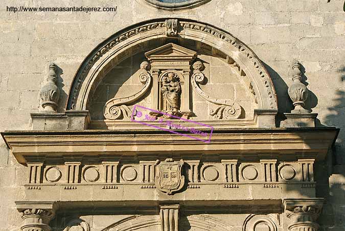 Iglesia de la Victoria (Detalle de frontón semicircular que remata la puerta principal) 