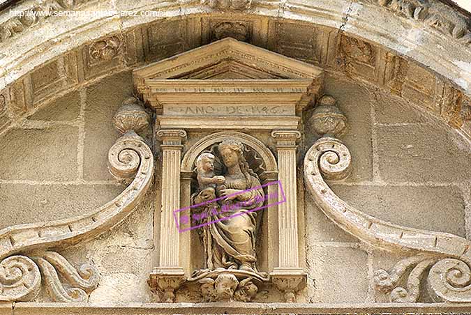 Iglesia de la Victoria (Detalle de relieve de la Virgen con el Niño Jesús en la puerta principal) (Sobre este relieve se puede observar una fecha: 1546)