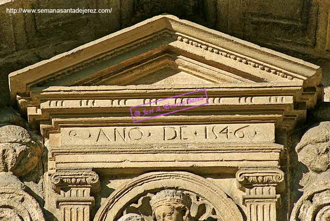 Iglesia de la Victoria (Detalle de referencia de fecha en la puerta principal)