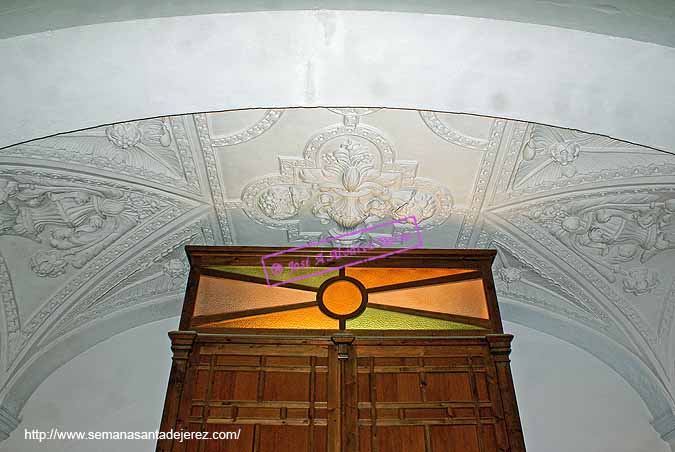 Detalle del techo sobre la puerta de entrada (Iglesia de la Victoria)