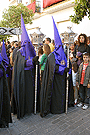 Nazarenos con faroles que acompañan a la Cruz de Guía de la Hermandad de la Soledad