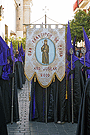 Nazareno que portal el Estandarte Franciscano de la Hermandad de la Soledad 