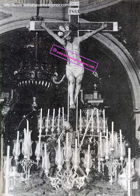 Imagen del Stmo. Cristo del Calvario cuando procesionaba en la madrugada del Viernes Santo. A los pies de la imagen hay dos candelabros, conocidos como Marias, que podían ser el soporte de cinco o siete velas. (Foto: Anónimo)