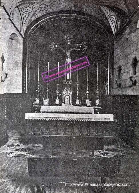 Santísimo Cristo del Calvario. Años 30. Este crucificado procesionaba el Miércoles Santo por la tarde; en el año 1947 salió por última vez. Aqui se lo ve en su Altar, situado al lado de la Epístola, en la Capilla del Calvario. (Foto: Anonima)