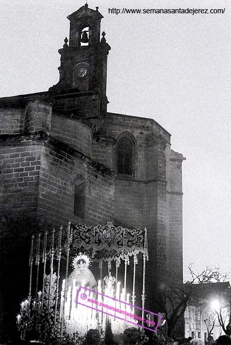 1957. Primer año que hizo Estación de Penitencia en la tarde del Sábado Santo Nuestra Señora de la Piedad, camino de la Carrera Oficial, a su paso por la Parroquia de Santiago. (Foto: Diego Romero Favieri)