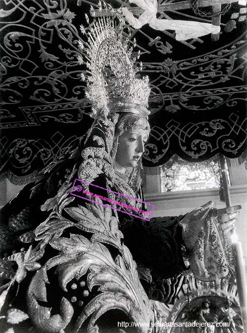 Nuestra Señora de la Piedad entronizada en su soberbio paso de palio mostrando los magnificos bordados de las Hermanas Antunez. La fotografia es anterior a 1949, fecha en la que estrenara la actual corona de Seco Imbert. (Foto: Rafael Iglesias)