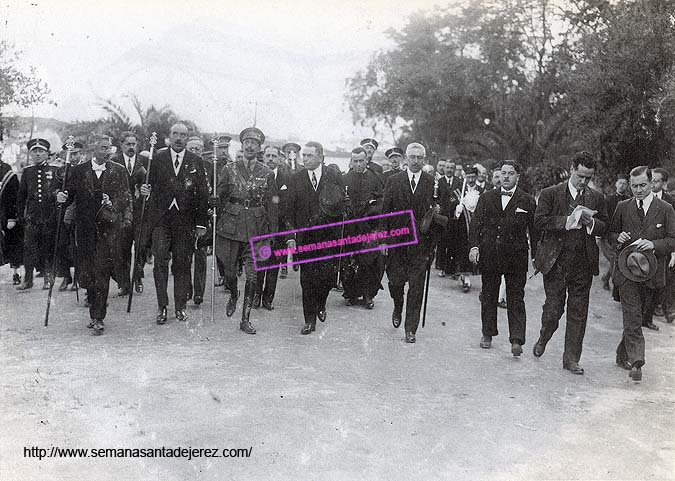 S.M. el Rey D. Alfonso XIII en su visita a la capilla del Calvario en los años 20, cuando tomó posesión de su cargo de Hermano Mayor Honorario de la Hermandad del Santo Entierro. (Foto: Anónimo)