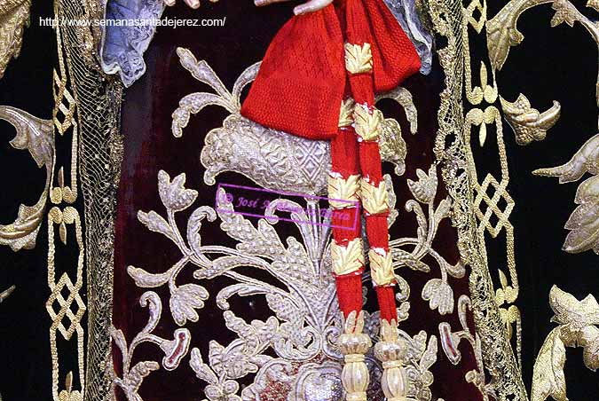 Detalle de los bordados de la saya de salida de Nuestra Señora de la Piedad