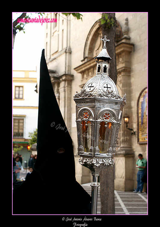 Nazareno con farol que acompaña a la Cruz de Guía de la Hermandad del Santo Entierro