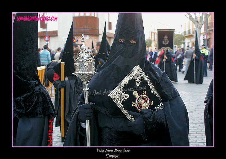 Nazareno que porta el Libro de Reglas de la Hermandad del Santo Entierro